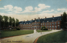 15989 Gezicht op de voorgevels van de huizen Broederplein 39-45 te Zeist uit het noordoosten; met op de voorgrond het ...